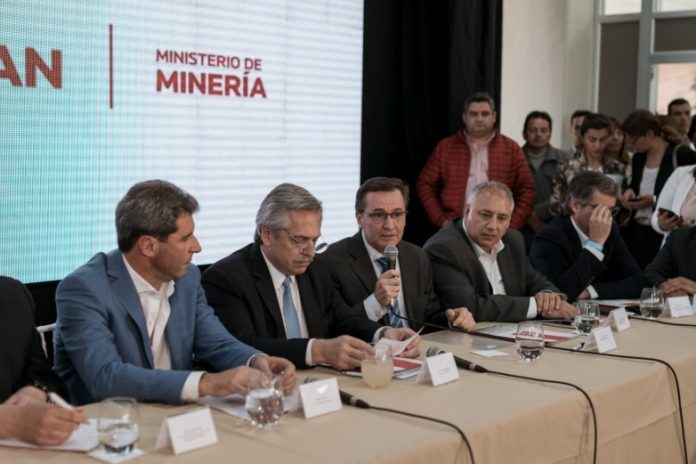 Fernández se interiorizó sobre la actualidad del sector minero y compartió su visión sobre la actividad Fernández se interiorizó sobre la actualidad del sector minero y compartió su visión sobre la actividad