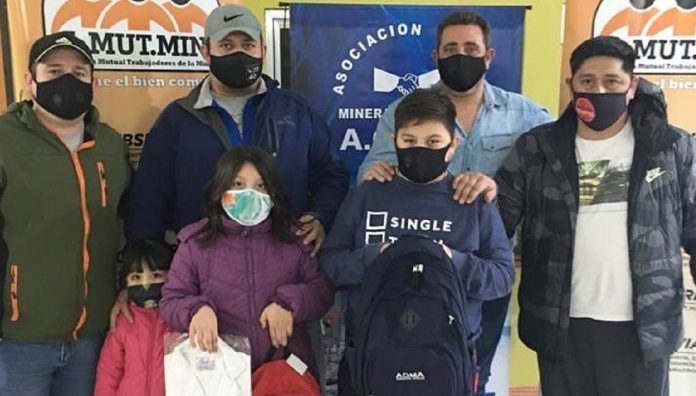 AOMA Santa Cruz entregó kits escolares a hijos de afiliados AOMA Santa Cruz entregó kits escolares a hijos de afiliados