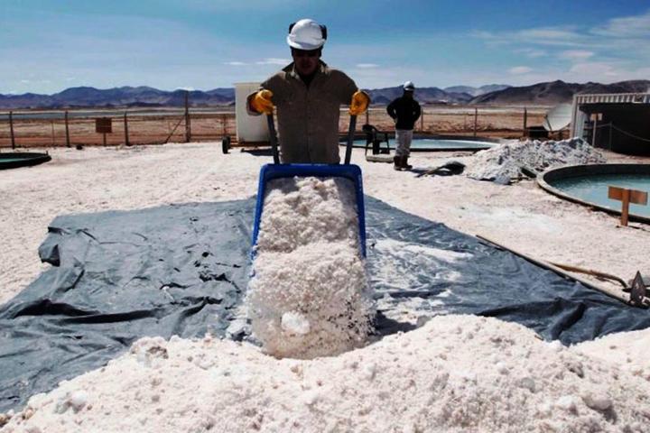 Argentina podría proveer de litio a México para la producción de baterías y vehículos eléctricos Argentina podría proveer de litio a México para la producción de baterías y vehículos eléctricos