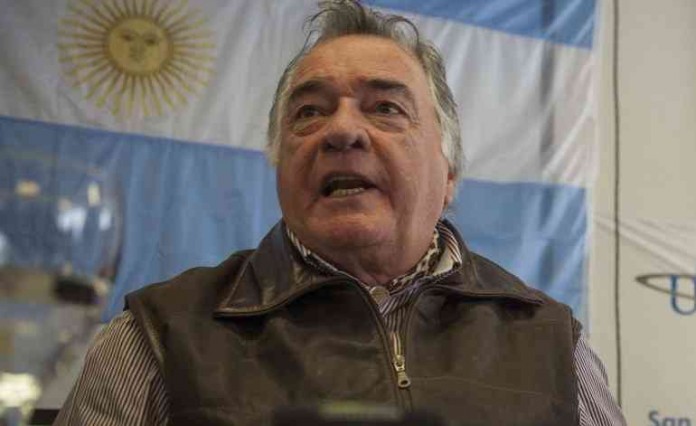 Fuego amigo: Barrionuevo le advirtió a Macri que a "los sindicatos los atacaron los militares, Alfonsín, y De la Rúa y no terminaron sus mandatos" Fuego amigo: Barrionuevo le advirtió a Macri que a "los sindicatos los atacaron los militares, Alfonsín, y De la Rúa y no terminaron sus mandatos"