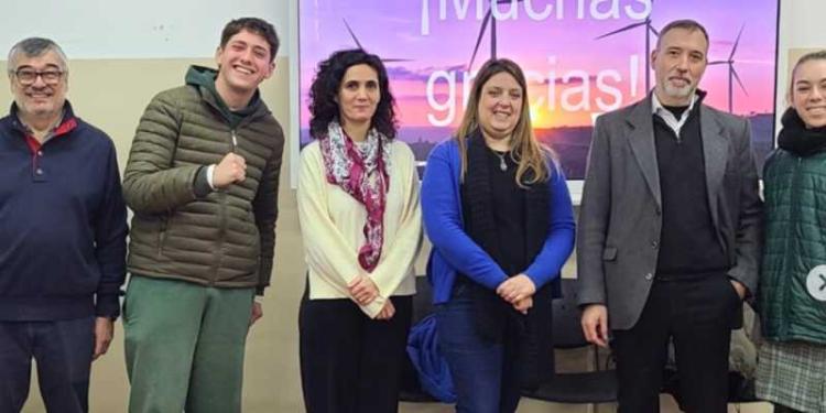CAEM brindó una charla para estudiantes de colegio secundario sobre la importancia de la industria minera CAEM brindó una charla para estudiantes de colegio secundario sobre la importancia de la industria minera