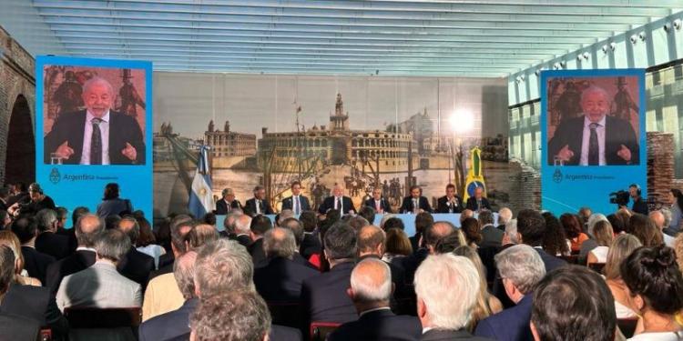 CAEM participó del "Encuentro Empresarial Argentina - Brasil", que contó con la presencia de los presidentes de ambos países CAEM participó del "Encuentro Empresarial Argentina - Brasil", que contó con la presencia de los presidentes de ambos países