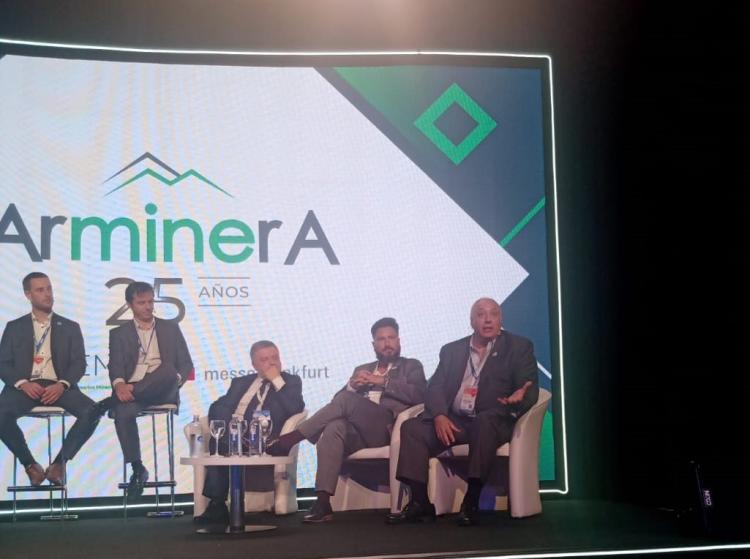 Carlocchia contundente: "Los avatares económicos de nuestro país han golpeado tanto al sector del oro que lo está desangrando". Carlocchia contundente: "Los avatares económicos de nuestro país han golpeado tanto al sector del oro que lo está desangrando".