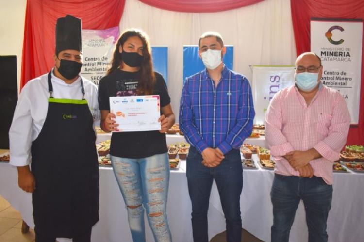 Catamarca: Capacitan a andalgalenses en pastelería y repostería y donan lo elaborado a comedores Catamarca: Capacitan a andalgalenses en pastelería y repostería y donan lo elaborado a comedores