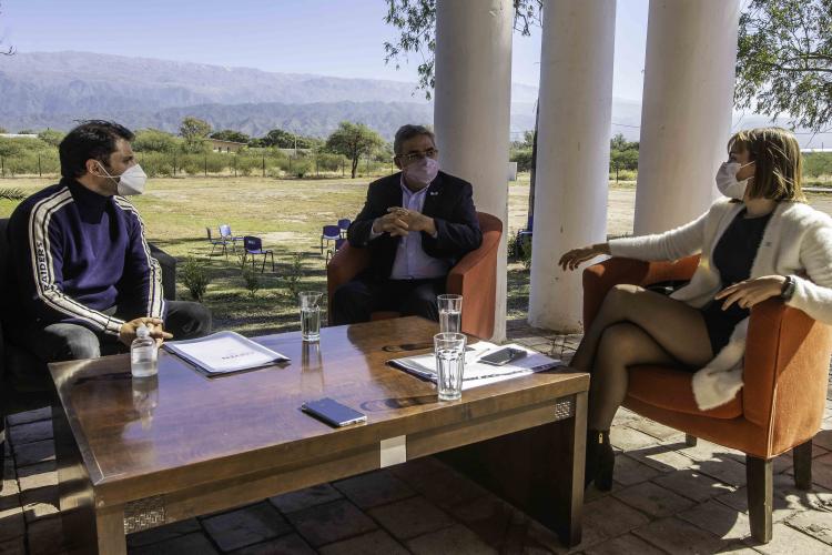 Catamarca: Empresa minera dona 50 tubos de oxígeno y 10 equipos de oxigenoterapia Catamarca: Empresa minera dona 50 tubos de oxígeno y 10 equipos de oxigenoterapia