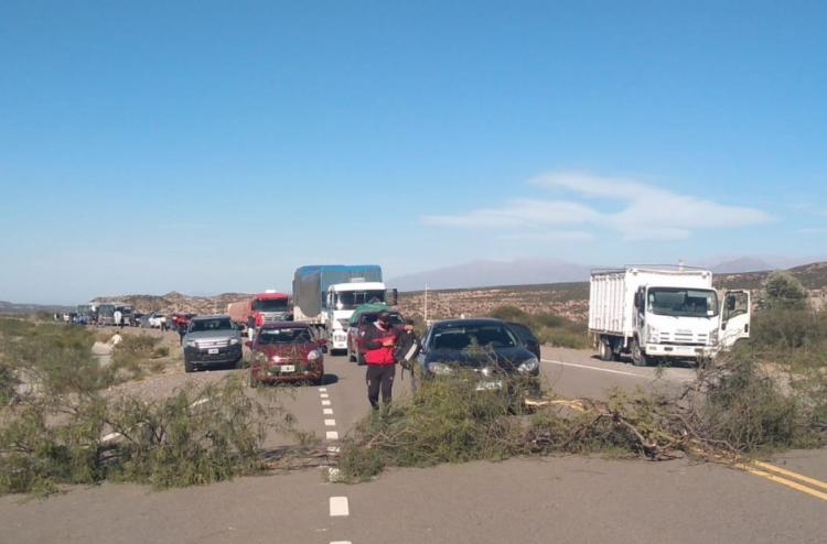 Catamarca: Vecinos cortaron la ruta 40 en reclamo por trabajo en YMAD Catamarca: Vecinos cortaron la ruta 40 en reclamo por trabajo en YMAD