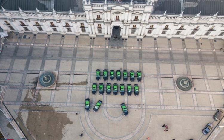 Chile entrega los primeros taxis 100% eléctricos que circularán por la capital Chile entrega los primeros taxis 100% eléctricos que circularán por la capital