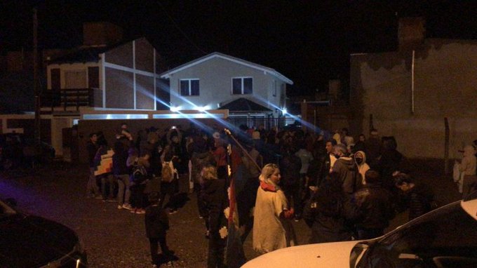 Chubut: Antimineros provocaron destrozos en la casa del diputado Roddy Ingram Chubut: Antimineros provocaron destrozos en la casa del diputado Roddy Ingram