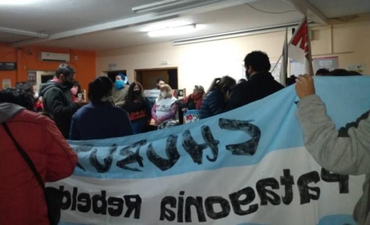 Chubut: Antimineros siguen haciendo lo que se les canta, ahora tomaron el Municipio de Rawson Chubut: Antimineros siguen haciendo lo que se les canta, ahora tomaron el Municipio de Rawson