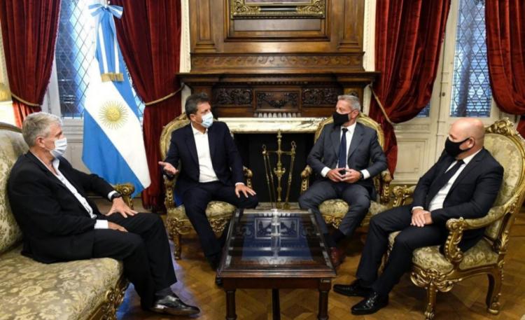 Chubut: Massa recibió a Arcion y lo felicitó por impulsar el proyecto minero Chubut: Massa recibió a Arcion y lo felicitó por impulsar el proyecto minero
