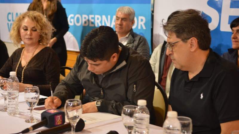 Santa Cruz: Buscando darle valor agregado a la minería, Claudio Vidal presentó su "Compromiso por el trabajo"