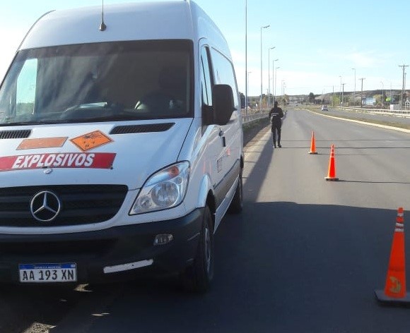 Chubut: Controlaron un camión con explosivos para la actividad minera, a metros del Puente Maffia