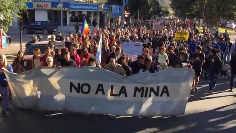 Chubut: Represión en la marcha por la cumbre minera de la que participó Aranguren Chubut: Represión en la marcha por la cumbre minera de la que participó Aranguren