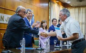 De Mendiguren sostuvo que "San Juan es un ejemplo de lo que tenemos que hacer en el resto del país" De Mendiguren sostuvo que "San Juan es un ejemplo de lo que tenemos que hacer en el resto del país"