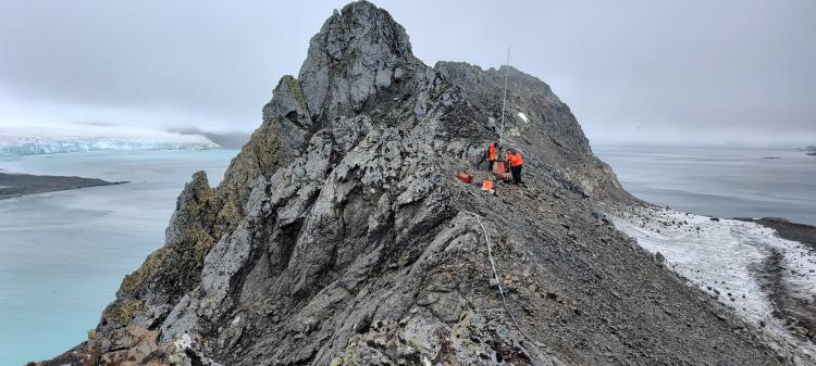 El SEGEMAR relevó datos para la evaluación de potenciales riesgos geológicos en la base antártica Orcadas El SEGEMAR relevó datos para la evaluación de potenciales riesgos geológicos en la base antártica Orcadas