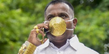 El hombre de la mascarilla de dos onzas de oro, valorada en más de 4.000 dólares El hombre de la mascarilla de dos onzas de oro, valorada en más de 4.000 dólares