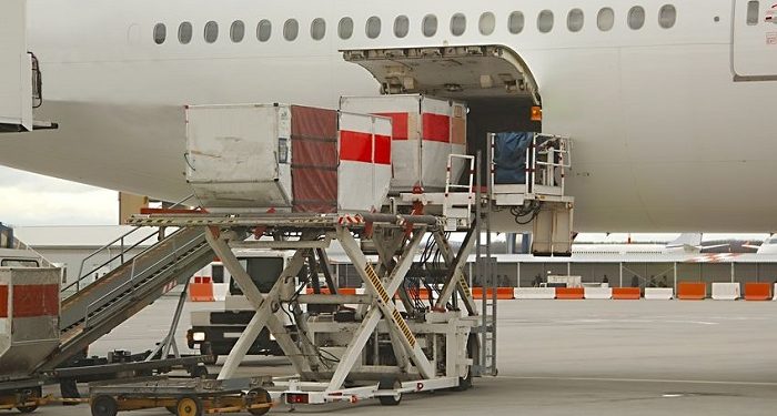 El oro y el material sanitario se disputan el escaso espacio disponible en los aviones El oro y el material sanitario se disputan el escaso espacio disponible en los aviones