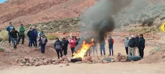 En La Rioja, apoyados por un intendente, un grupo de vecinos cortó una ruta en reclamo de trabajo en la minería sanjuanina