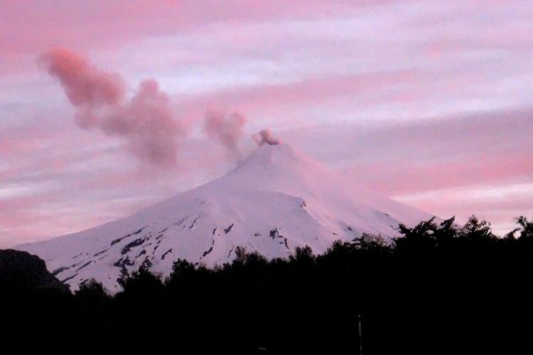 Investigadores latinoamericanos se capacitan en uso de plataforma de monitoreo satelital de volcanes creada por científicos chilenos Investigadores latinoamericanos se capacitan en uso de plataforma de monitoreo satelital de volcanes creada por científicos chilenos