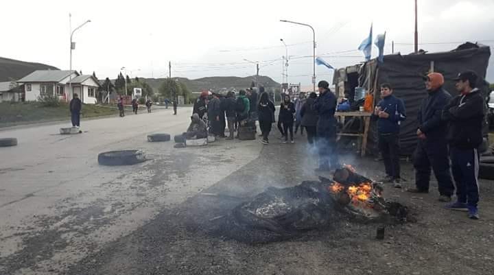 Santa Cruz: Jóvenes autoconvocados cortan la ruta a la espera de respuestas de YCRT Santa Cruz: Jóvenes autoconvocados cortan la ruta a la espera de respuestas de YCRT