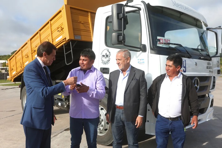 Jujuy: Con fondos de las regalías mineras, Sadir entregó un camión para Cieneguillas Jujuy: Con fondos de las regalías mineras, Sadir entregó un camión para Cieneguillas