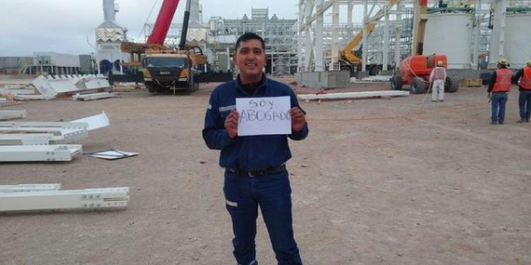 Jujuy: Se recibió de abogado estudiando arriba de una grúa: "Estoy orgulloso de no haber bajado los brazos" Jujuy: Se recibió de abogado estudiando arriba de una grúa: "Estoy orgulloso de no haber bajado los brazos"