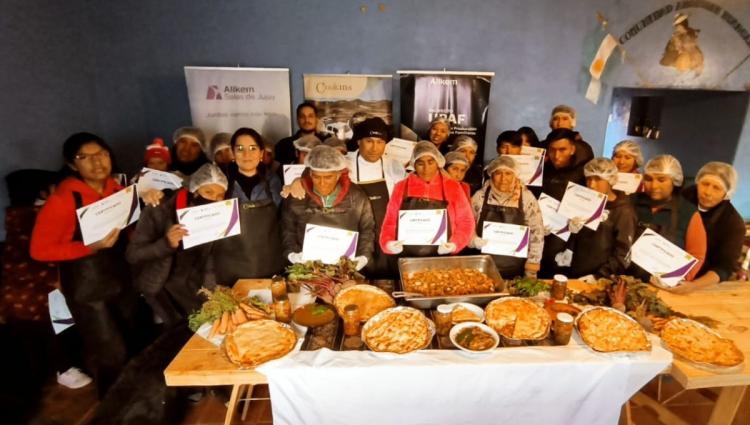 Junto a Sales de Jujuy, familias y estudiantes de Huáncar aprenden a cocinar con vegetales de sus invernaderos. Junto a Sales de Jujuy, familias y estudiantes de Huáncar aprenden a cocinar con vegetales de sus invernaderos.