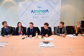 Kicillof se reunió con empresarios mineros y reafirmó su respaldo a la industria bonaerense Kicillof se reunió con empresarios mineros y reafirmó su respaldo a la industria bonaerense