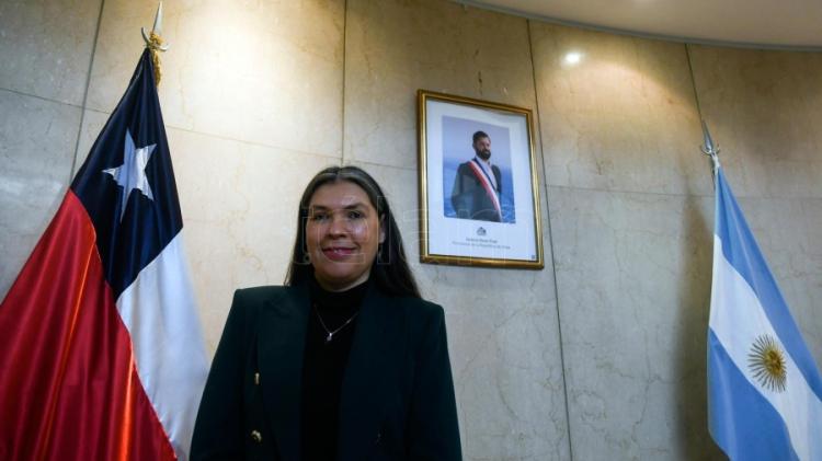 La embajadora chilena destaca la posibilidad de la explotación conjunta del litio La embajadora chilena destaca la posibilidad de la explotación conjunta del litio