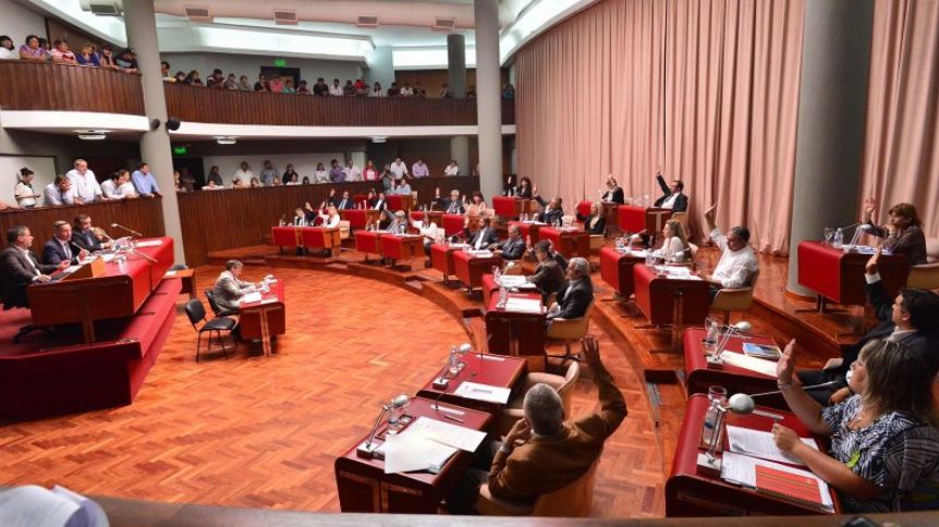 Chubut: La minería ronda los pasillos de Legislatura en la despedida de los diputados Chubut: La minería ronda los pasillos de Legislatura en la despedida de los diputados