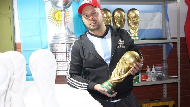 Las increíbles réplicas de la Copa del Mundo que elabora un minero sanjuanino