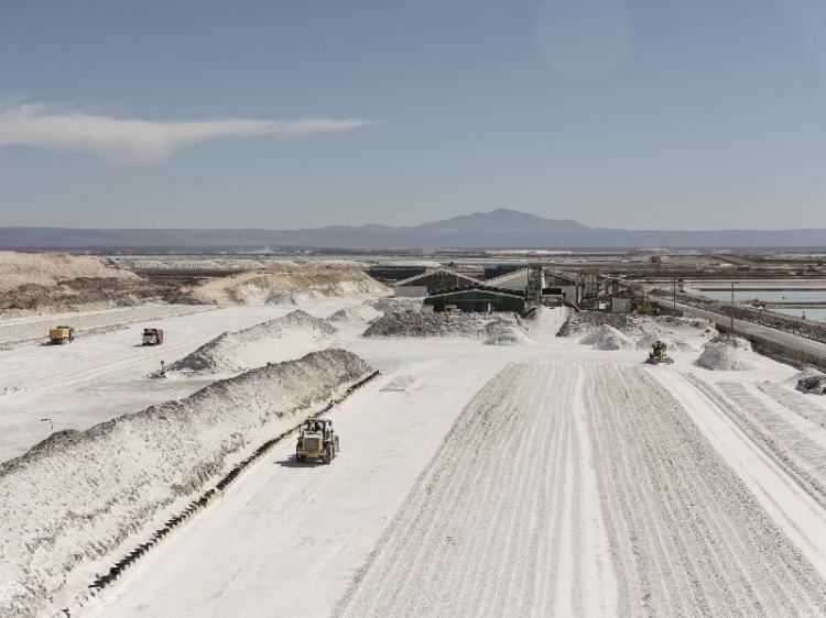 Litio, la "carta" de Chile y Argentina para participar en transición a vehículos eléctricos de USA Litio, la "carta" de Chile y Argentina para participar en transición a vehículos eléctricos de USA