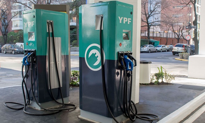Los surtidores eléctricos de autos, trabados por un vacío legal en Argentina Los surtidores eléctricos de autos, trabados por un vacío legal en Argentina