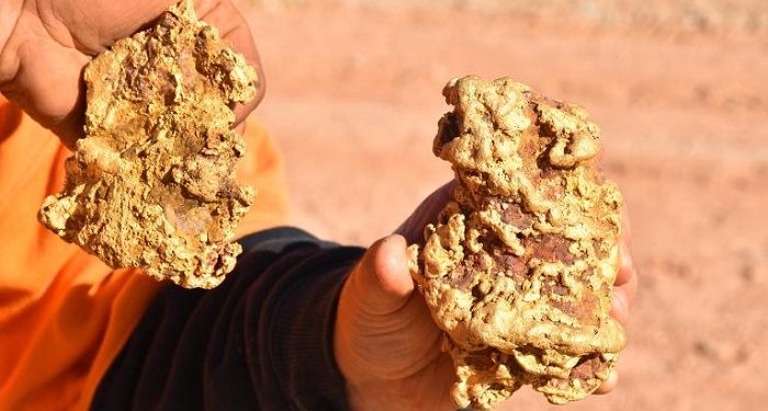Los protagonistas de un ?reality show? encuentran dos pepitas de oro gigantes en Australia Los protagonistas de un ?reality show? encuentran dos pepitas de oro gigantes en Australia
