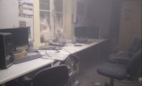 Chubut/¿Van a terminar dándole la razón a los violentos?: Manifestantes anti mineros provocaron destrozos e intentaron incendiar Casa de Gobierno Chubut/¿Van a terminar dándole la razón a los violentos?: Manifestantes anti mineros provocaron destrozos e intentaron incendiar Casa de Gobierno