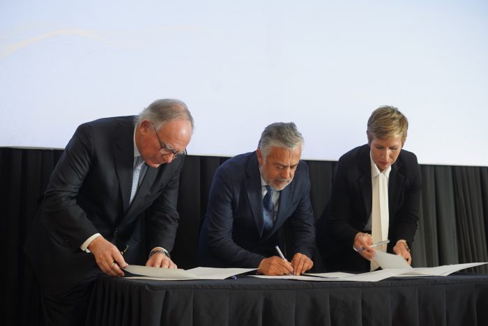 Mendoza firma un convenio tripartito de colaboración con la Secretaría de Minería de la Nación y el Servicio Geológico Minero Argentino Mendoza firma un convenio tripartito de colaboración con la Secretaría de Minería de la Nación y el Servicio Geológico Minero Argentino