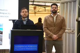 Mendoza/Jerónimo Shantal sobre la audiencia pública de PSJ Cobre Mendocino: "Nos llena de orgullo que la gente se interese por la minería" Mendoza/Jerónimo Shantal sobre la audiencia pública de PSJ Cobre Mendocino: "Nos llena de orgullo que la gente se interese por la minería"