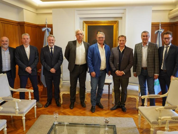 Mendoza: Rodolfo Suarez recibió a empresarios que extraen oro "sin usar sustancias tóxicas" Mendoza: Rodolfo Suarez recibió a empresarios que extraen oro "sin usar sustancias tóxicas"