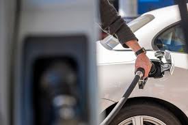 Menos entusiasmo por los autos eléctricos: más compradores apostarían por los de combustión