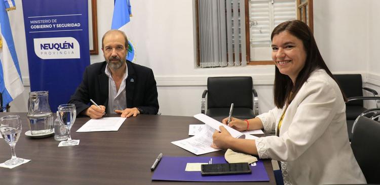 Neuquén y el SEGEMAR firman convenio de colaboración para el estudio y monitoreo de volcanes activos Neuquén y el SEGEMAR firman convenio de colaboración para el estudio y monitoreo de volcanes activos