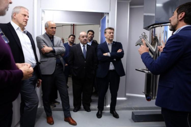 Perczyk recorrió la planta de baterías de litio de la UNLP y destacó el aporte que hacen sus investigadores Perczyk recorrió la planta de baterías de litio de la UNLP y destacó el aporte que hacen sus investigadores