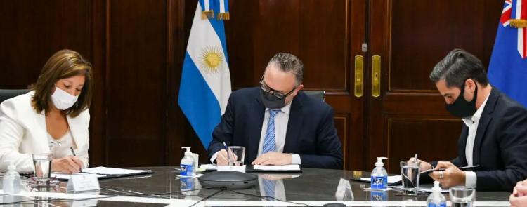 Río Negro/fuerte apuesta: Carreras presentó en Bariloche los detalles del acuerdo con Fortescue Río Negro/fuerte apuesta: Carreras presentó en Bariloche los detalles del acuerdo con Fortescue