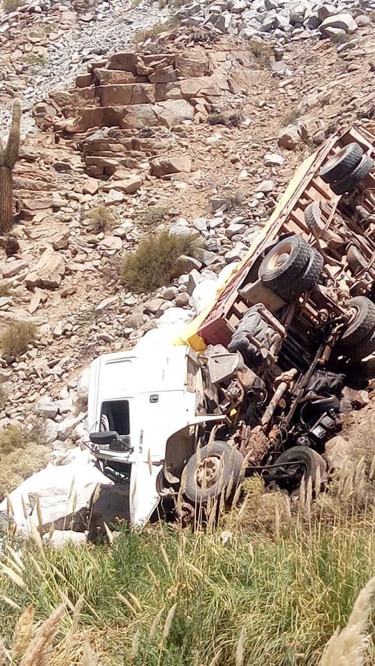 Salta/Ruta 51: Camionero se salvó de milagro tras caer 40 metros Salta/Ruta 51: Camionero se salvó de milagro tras caer 40 metros