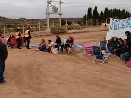 San Juan: Sigue el paro de los docentes autoconvocados y el corte que hacen en el ingreso a Veladero San Juan: Sigue el paro de los docentes autoconvocados y el corte que hacen en el ingreso a Veladero