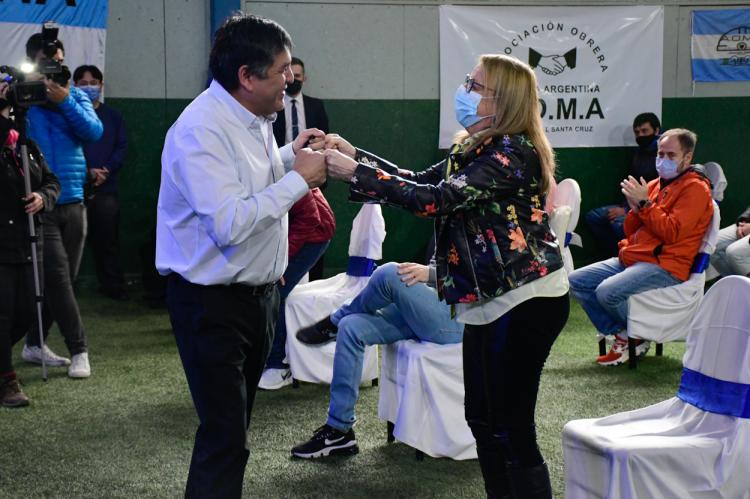 Santa Cruz: Alicia Kirchner y Javier Castro inauguraron el complejo deportivo de AOMA en Río Gallegos Santa Cruz: Alicia Kirchner y Javier Castro inauguraron el complejo deportivo de AOMA en Río Gallegos