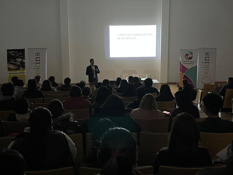 Santa Cruz: Cerro Vanguardia promueve la formación en manipulación de alimentos y nutrición en Puerto San Julián Santa Cruz: Cerro Vanguardia promueve la formación en manipulación de alimentos y nutrición en Puerto San Julián