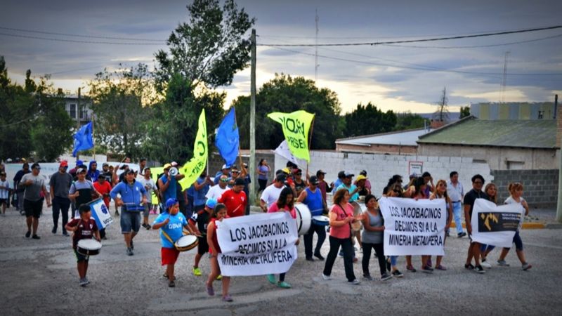 Río Negro: ¡Si a la megaminería!: Un pueblo de la provincia marchó a favor Río Negro: ¡Si a la megaminería!: Un pueblo de la provincia marchó a favor