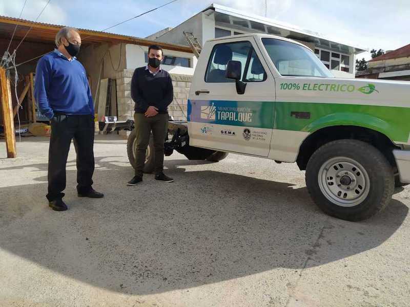 Tapalqué puso en marcha una camioneta eléctrica con baterías de litio Tapalqué puso en marcha una camioneta eléctrica con baterías de litio