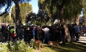 Chubut: Tras la irrupción en la Legislatura, un grupo antiminero intentó agredir a Sastre y su comitiva en Madryn Chubut: Tras la irrupción en la Legislatura, un grupo antiminero intentó agredir a Sastre y su comitiva en Madryn