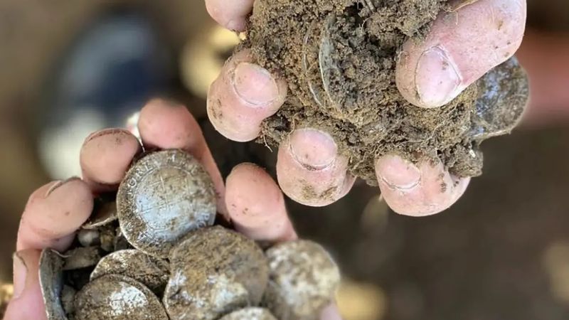 Inglaterra/¿suertudo él?: Usó un detector de metales en un baldío y encontró enterrado un tesoro valuado en 130.000 dólares Inglaterra/¿suertudo él?: Usó un detector de metales en un baldío y encontró enterrado un tesoro valuado en 130.000 dólares